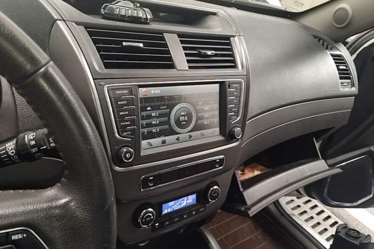 Used Geely Auto GX7 2014 2.0L Automatic Prestige Edition Audio And AC Panel