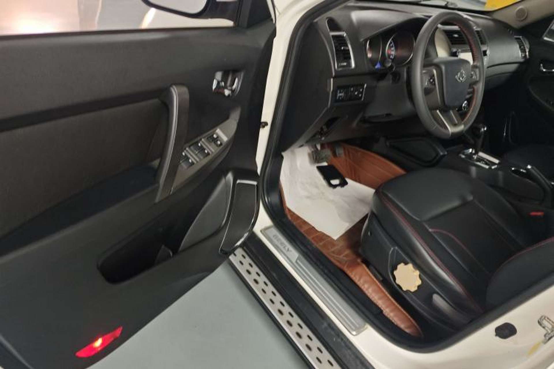 Used Geely Auto GX7 2014 2.0L Automatic Luxury Version Interior 3