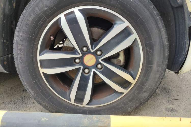 Used Geely Auto GX7 2014 2.0L Automatic Value Edition Right Front Wheel Hub