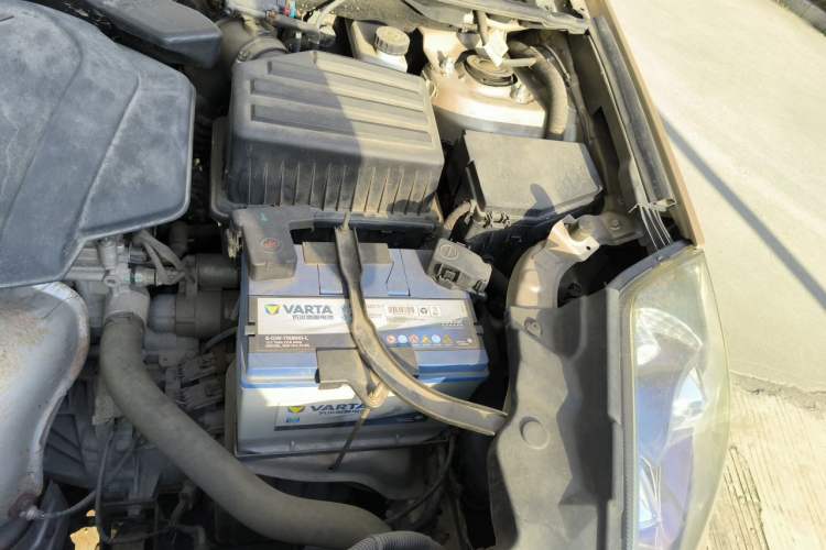 Used Geely Auto GX7 2014 2.0L Automatic Prestige Edition Engine Bay Left
