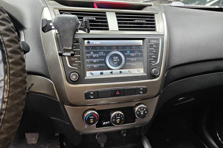 Used Geely Auto GX7 2015 Classic Edition 1.8L Manual Elite Model China V Standard Audio And AC Panel