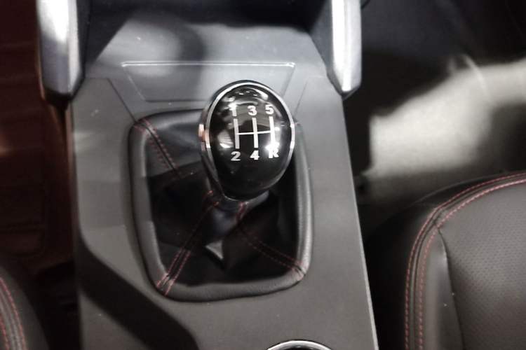 Used Geely Auto GX7 2015 Classic Edition 1.8L Manual Urban Model China IV Gear Lever