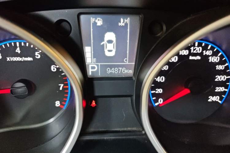 Used Geely Auto GX7 2015 Sports Edition 2.0L Automatic Prestige Model Odometer Close Up