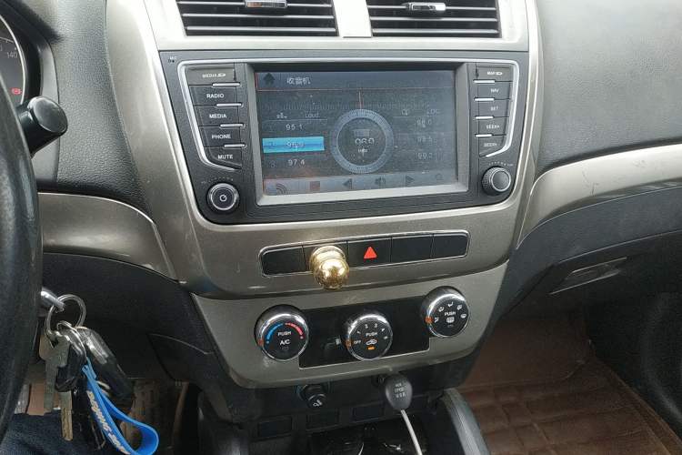 Used Geely Auto GX7 2015 Classic Edition 1.8L Manual Elite Model China V Standard Audio And AC Panel