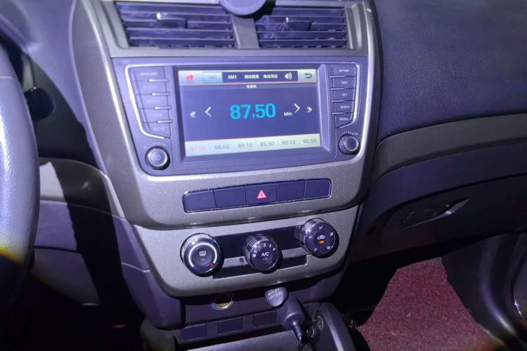 Used Geely Auto GX7 2015 Classic Edition 1.8L Manual New Urban Upgrade Version China IV Standard Audio And AC Panel