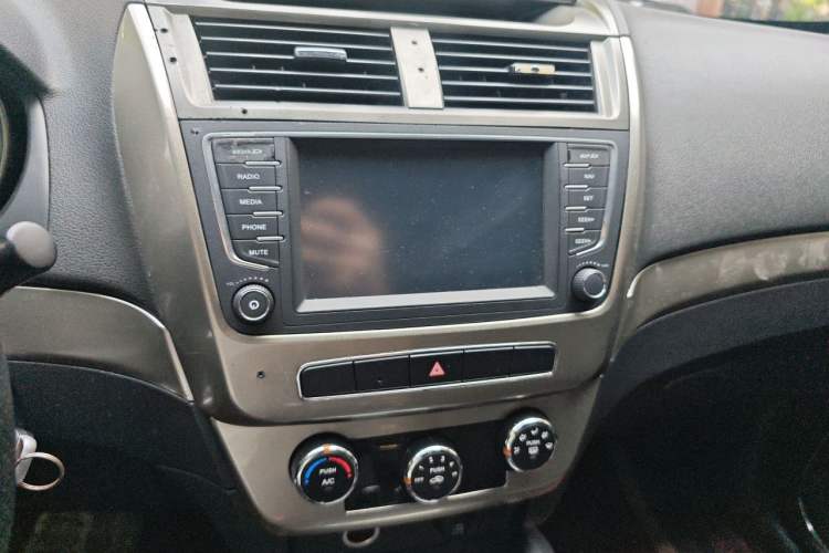 Used Geely Auto GX7 2015 Classic Edition 1.8L Manual Elite Model China V Standard Audio And AC Panel