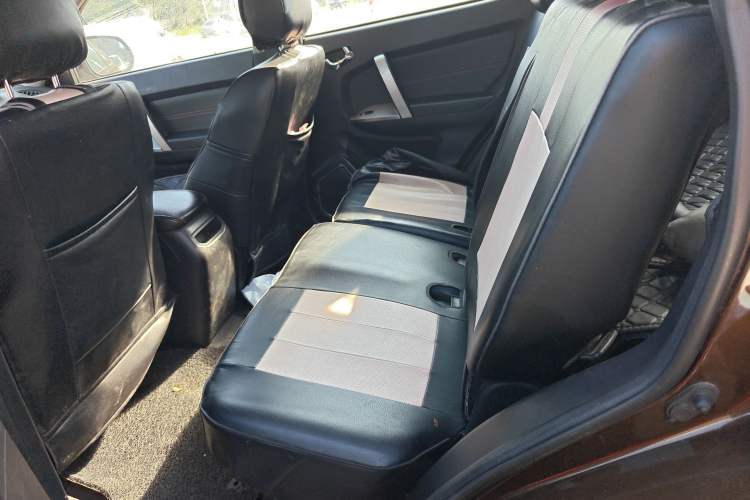 Used Geely Auto GX7 2015 Classic Edition 1.8L Manual Urban Model China IV Interior 4