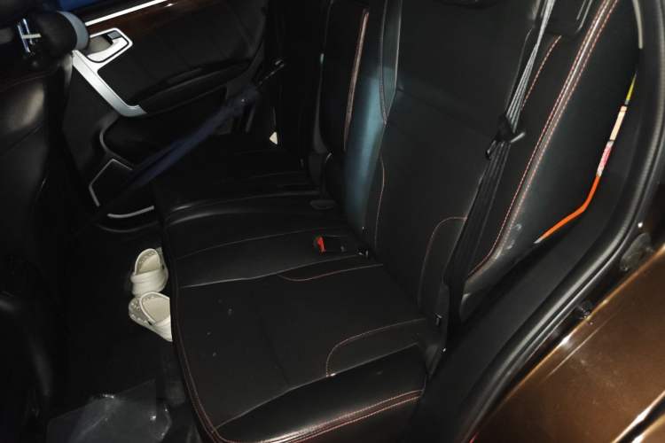 Used Geely Auto GX7 2015 Sports Edition 2.0L Automatic Luxury Upgrade Version China V Standard Left Rear Seat