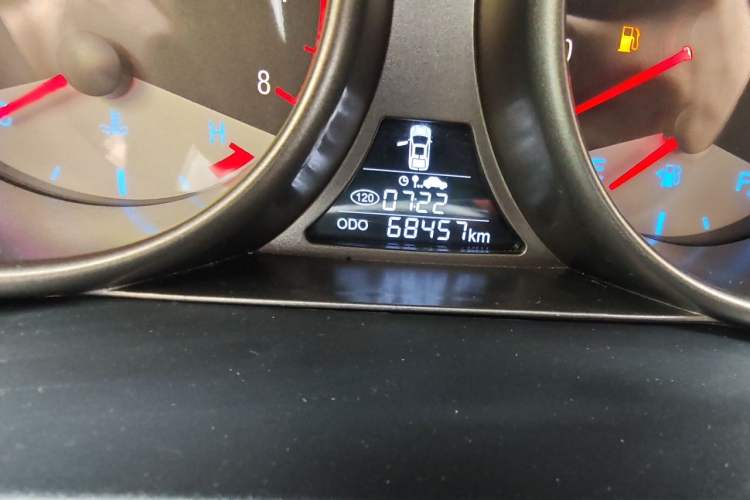 Used Geely Auto GX7 2015 Classic Edition 1.8L Manual Elite Model China V Standard Odometer Close Up