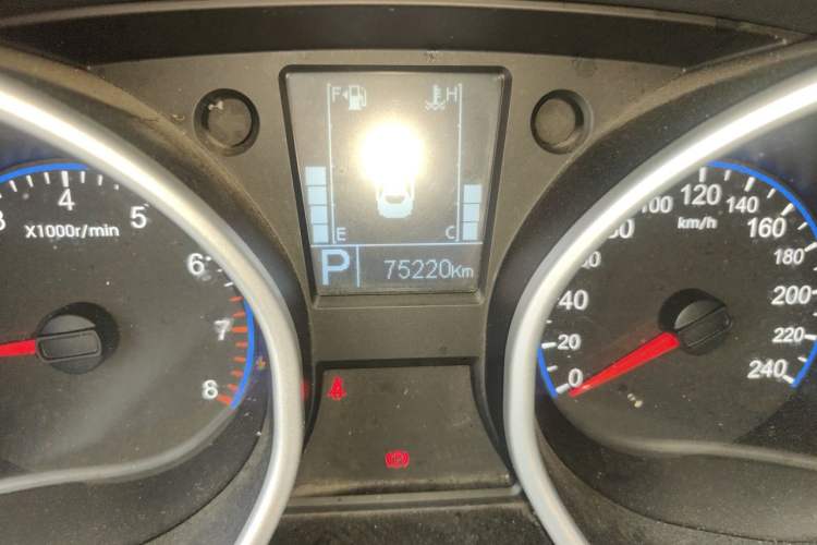 Used Geely Auto GX7 2015 Sports Edition 2.0L Automatic Prestige Model Odometer Close Up