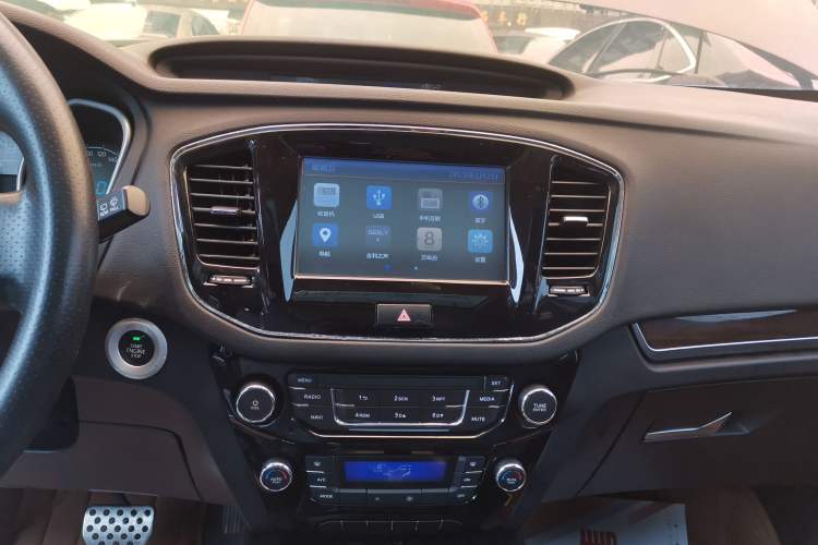Used Geely Auto GX7 2015 Sports Edition 2.0L Automatic Luxury Upgrade Version China V Standard Audio And AC Panel