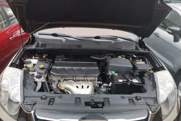Used Geely Auto GX7 2015 Sports Edition 2.0L Automatic Luxury Upgrade Version China V Standard Engine Bay