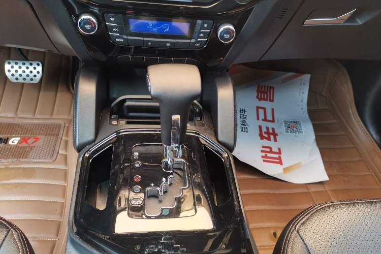 Used Geely Auto GX7 2015 Sports Edition 2.0L Automatic Luxury Upgrade Version China V Standard Gear Lever