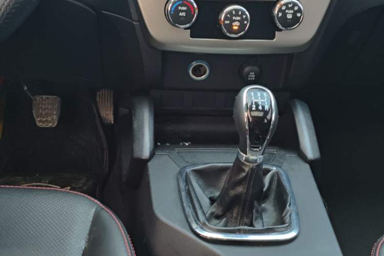 Used Geely Auto GX7 2015 Classic Edition 1.8L Manual Elite Model China V Standard Gear Lever