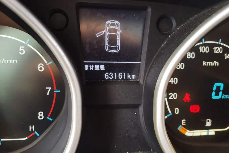 Used Geely Auto GX7 2015 Sports Edition 2.0L Automatic Luxury Upgrade Version China V Standard Odometer Close Up