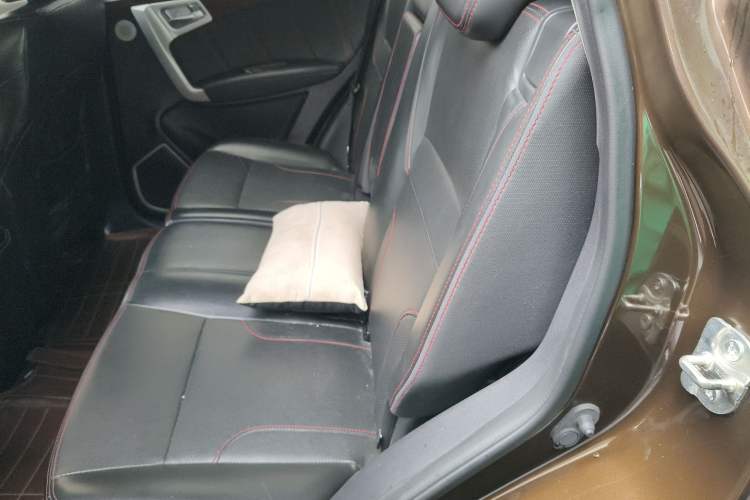 Used Geely Auto GX7 2015 Sports Edition 2.0L Automatic Luxury Upgrade Version China V Standard Left Rear Seat