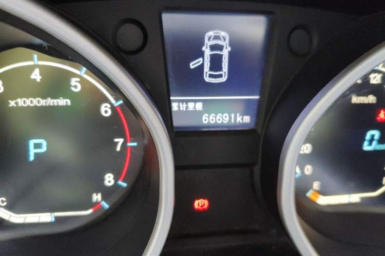 Used Geely Auto GX7 2015 Sports Edition 2.0L Automatic Luxury Upgrade Version China V Standard Odometer Close Up