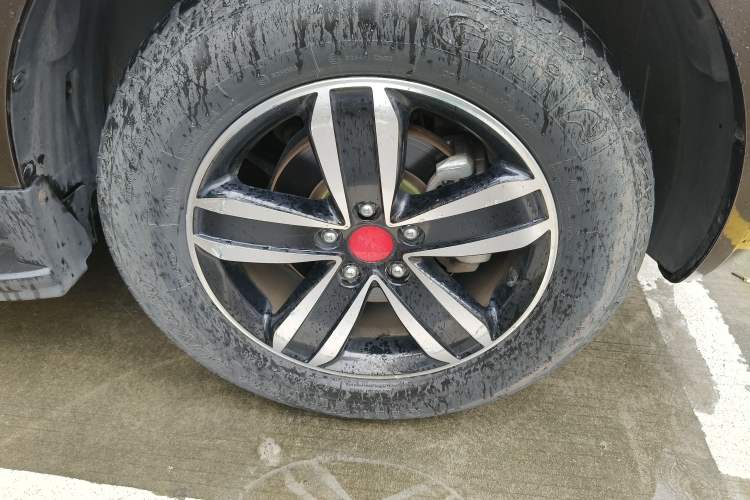 Used Geely Auto GX7 2015 Sports Edition 2.0L Automatic Luxury Upgrade Version China V Standard Right Front Wheel Hub