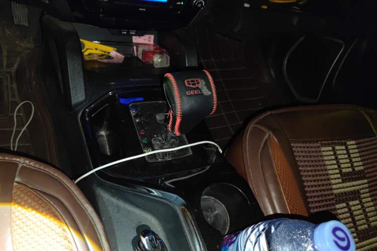 Used Geely Auto GX7 2015 Sports Edition 2.0L Automatic Luxury Upgrade Version China V Standard Gear Lever