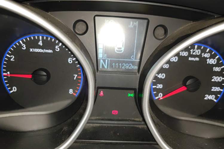 Used Geely Auto GX7 2015 Sports Edition 2.0L Automatic Luxury Upgrade Version China V Standard Odometer Close Up