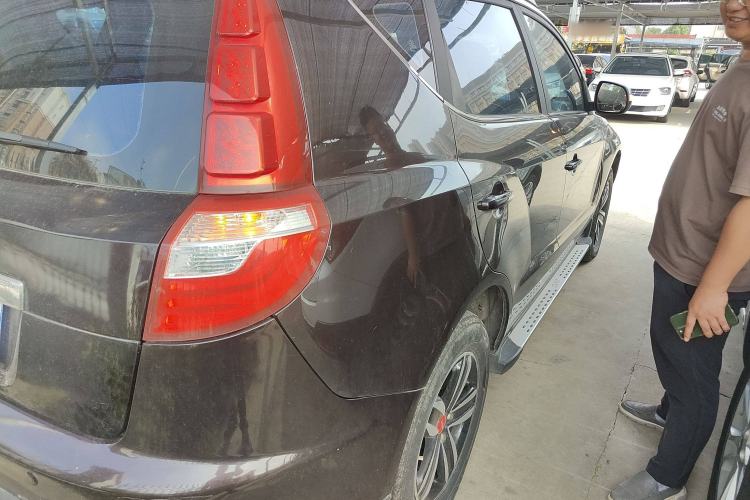 Used Geely Auto GX7 2015 Sports Edition 2.0L Automatic Luxury Upgrade Version China V Standard Right Rear Taillight