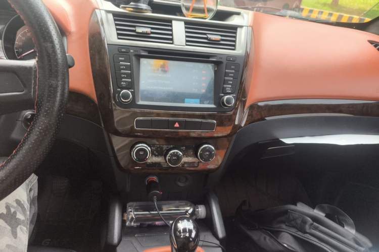 Used Geely Auto GX7 2015 Classic Edition 1.8L Manual Elite Model China V Standard Audio And AC Panel