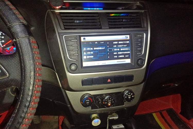 Used Geely Auto GX7 2015 Classic Edition 1.8L Manual Elite Model China V Standard Audio And AC Panel