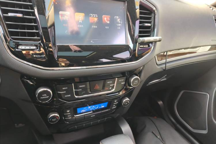 Used Geely Auto GX7 2015 Sports Edition 2.0L Automatic Luxury Upgrade Version China V Standard Audio And AC Panel