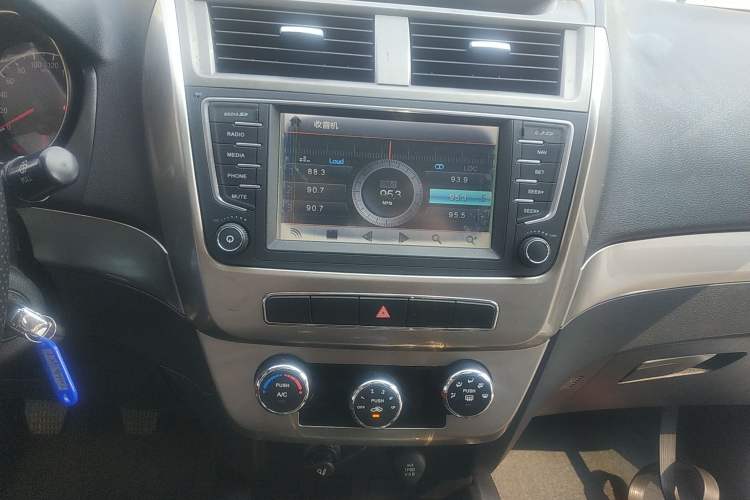 Used Geely Auto GX7 2015 Classic Edition 1.8L Manual Elite Model China V Standard Audio And AC Panel