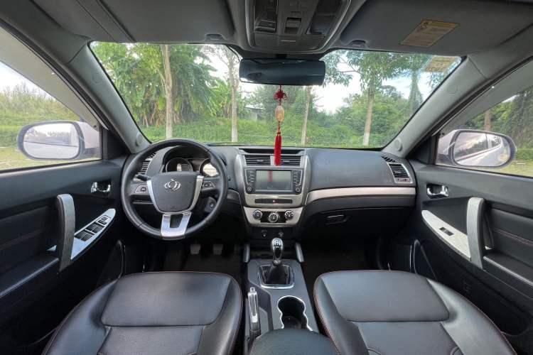 Used Geely Auto GX7 2015 Classic Edition 1.8L Manual Elite Model China V Standard Center Console