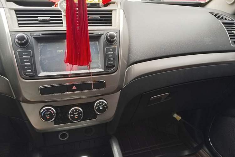 Used Geely Auto GX7 2015 Classic Edition 1.8L Manual Elite Model China V Standard Center Console