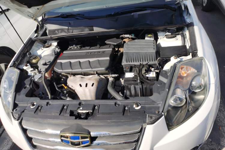 Used Geely Auto GX7 2015 Sports Edition 2.0L Automatic Luxury Upgrade Version China V Standard Engine Bay