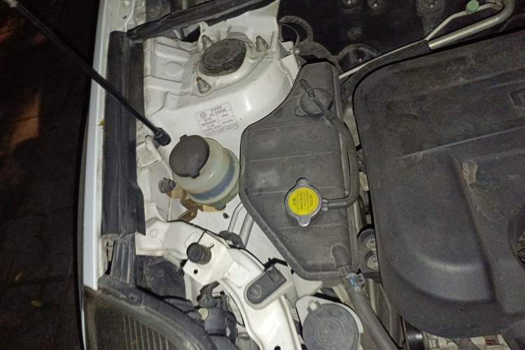 Used Geely Auto GX7 2015 Classic Edition 1.8L Manual Elite Model China V Standard Engine Bay Right