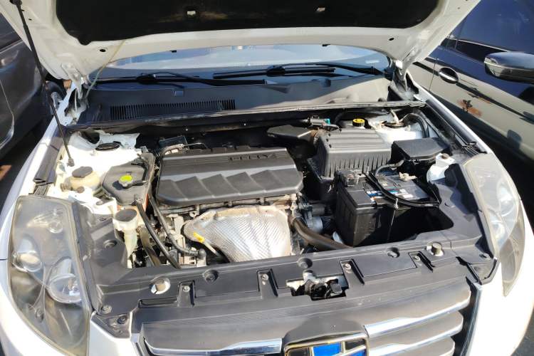 Used Geely Auto GX7 2015 Sports Edition 2.0L Automatic Luxury Upgrade Version China V Standard Engine Bay