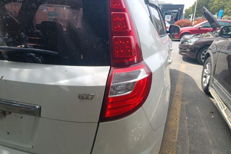 Used Geely Auto GX7 2015 Sports Edition 2.0L Automatic Luxury Upgrade Version China V Standard Exterior 3