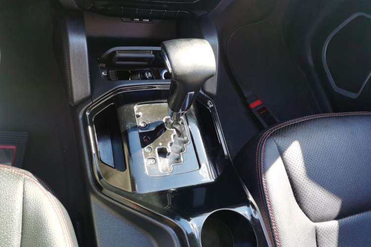 Used Geely Auto GX7 2015 Sports Edition 2.0L Automatic Luxury Upgrade Version China V Standard Gear Lever