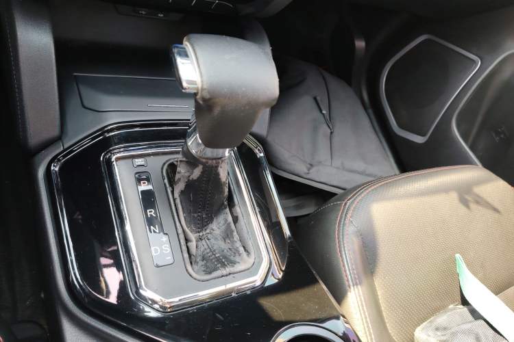 Used Geely Auto GX7 2015 Sports Edition 2.0L Automatic Luxury Upgrade Version China V Standard Gear Lever