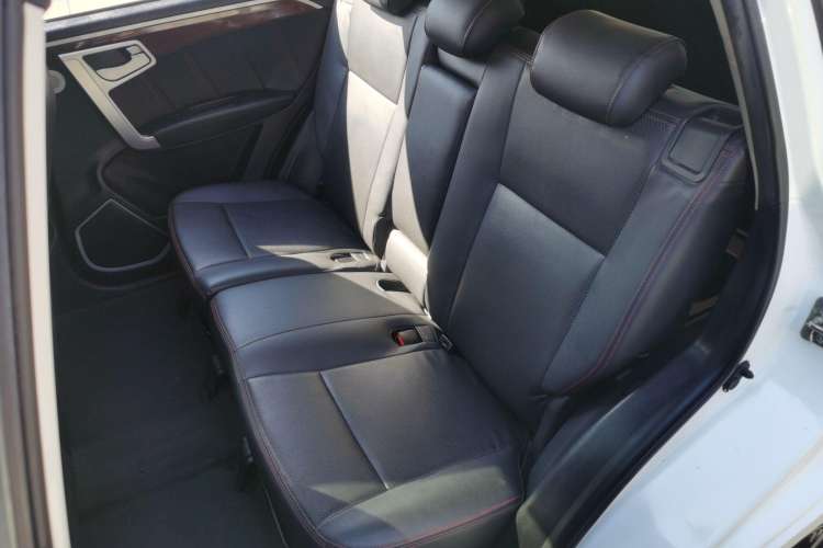 Used Geely Auto GX7 2015 Sports Edition 2.0L Automatic Luxury Upgrade Version China V Standard Left Rear Seat