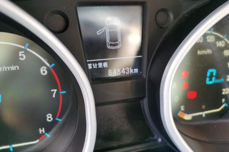 Used Geely Auto GX7 2015 Sports Edition 2.0L Automatic Luxury Upgrade Version China V Standard Odometer Close Up
