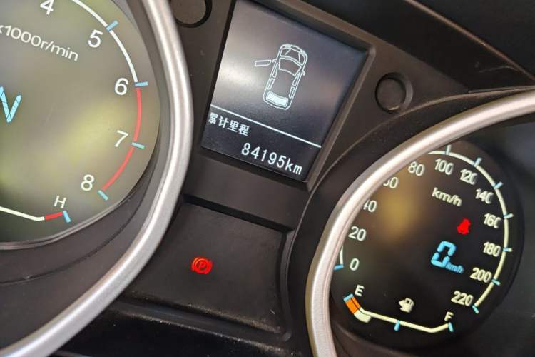 Used Geely Auto GX7 2015 Sports Edition 2.0L Automatic Luxury Upgrade Version China V Standard Odometer Close Up