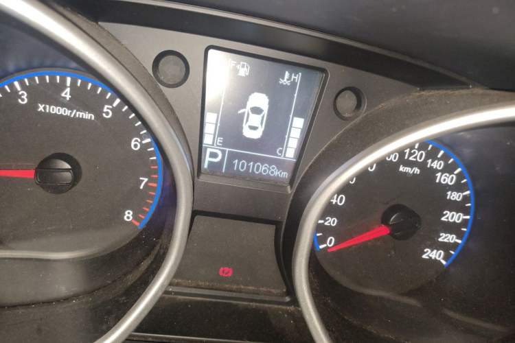 Used Geely Auto GX7 2015 Sports Edition 2.0L Automatic Luxury Model Odometer Close Up