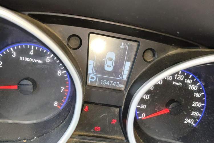 Used Geely Auto GX7 2015 Sport Edition 2.0L Automatic Luxury Model Odometer Close Up