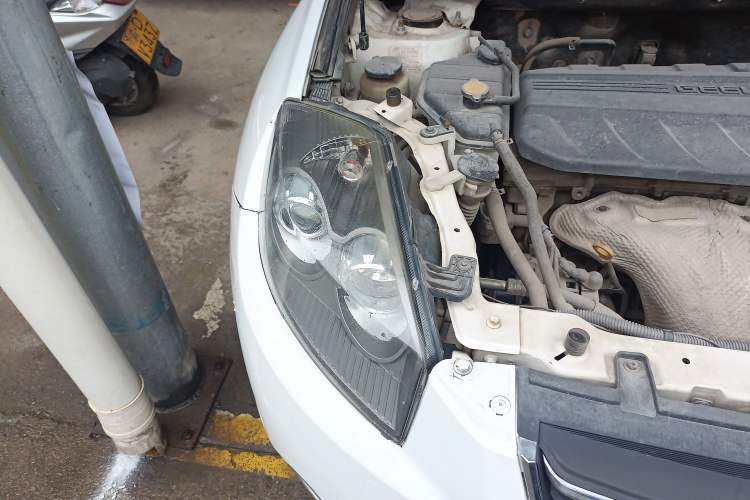 Used Geely Auto GX7 2015 Sports Edition 2.0L Manual Elite Model Right Front Headlight