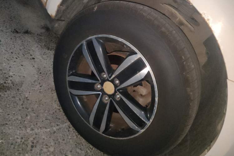 Used Geely Auto GX7 2015 Sports Edition 2.0L Automatic Luxury Model Right Front Wheel Hub