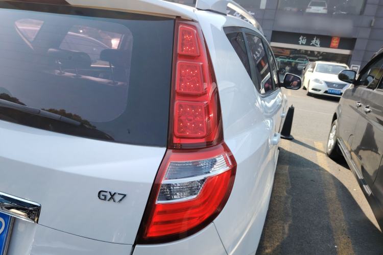 Used Geely Auto GX7 2015 Sports Edition 2.0L Automatic Luxury Upgrade Version China V Standard Right Rear Taillight