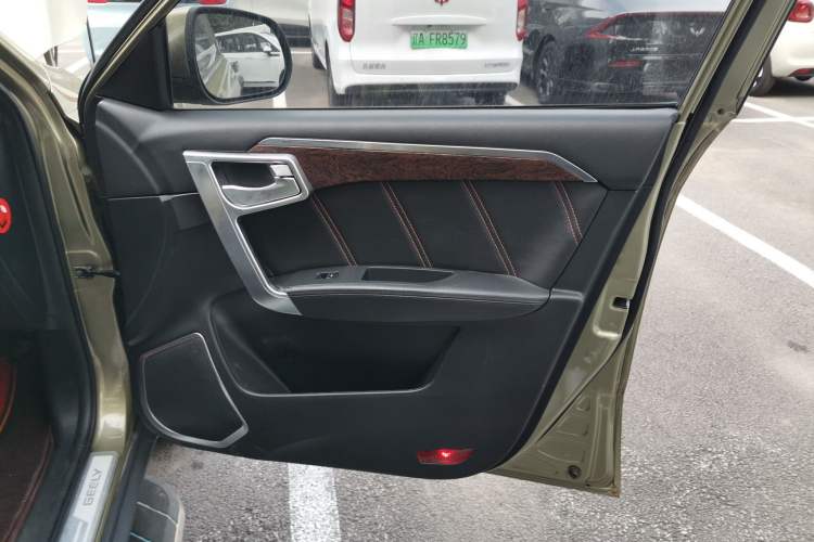 Used Geely Auto GX9 2014 2.4L Automatic Two-Wheel Drive Luxury Version Right Front Door Interior