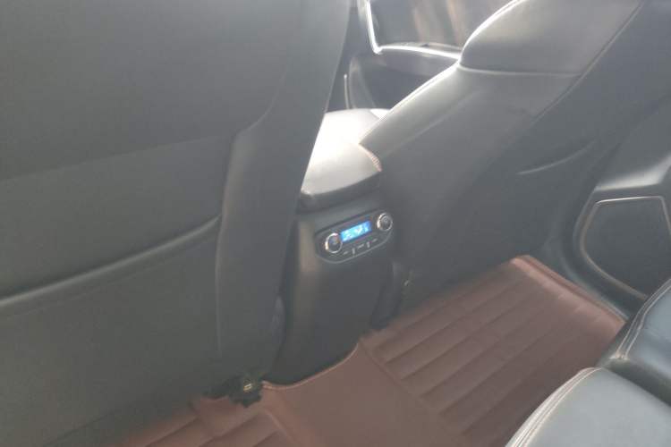 Used Geely Auto GX9 2014 2.4L Automatic Two-Wheel Drive Luxury Version Interior 4