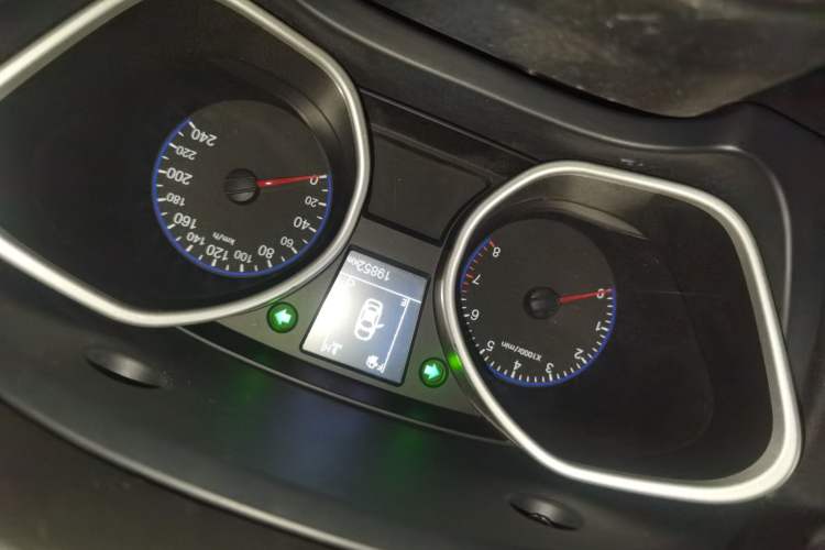 Used Geely Auto GX9 2014 2.4L Automatic Two-Wheel Drive Luxury Version Odometer Close Up