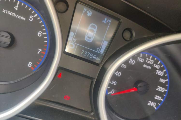 Used Geely Auto GX9 2014 2.4L Automatic Two-Wheel Drive Prestige Version Odometer Close Up