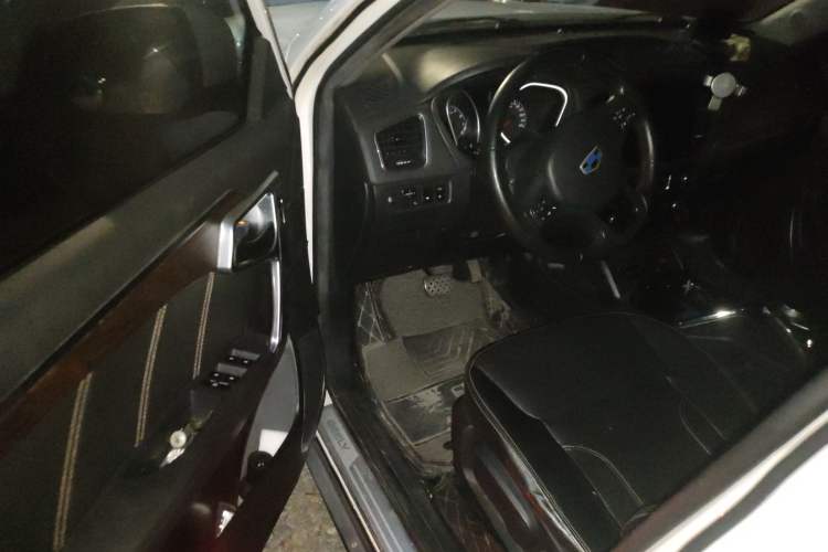 Used Geely Auto GX9 2014 2.4L Automatic Two-Wheel Drive Deluxe Model Interior 3